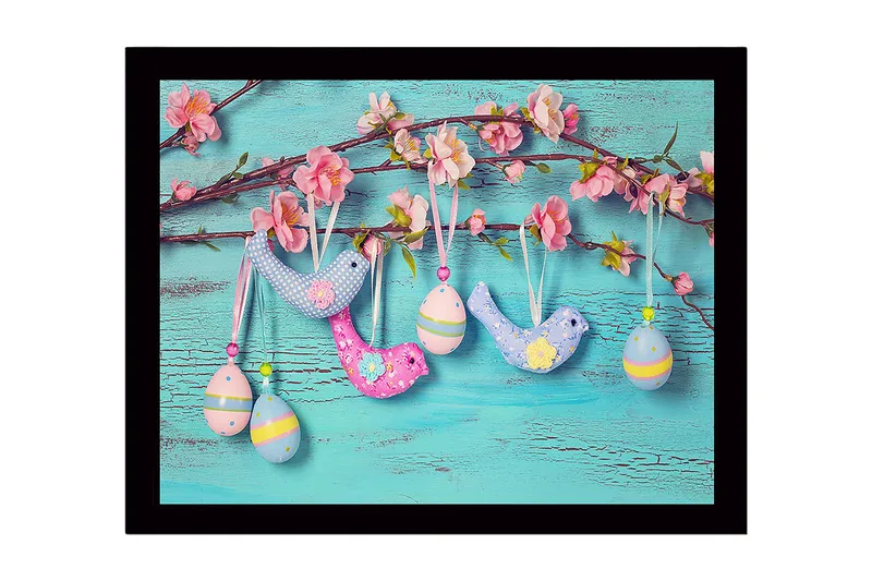 Innrammet lerretsbilde i tre - 41x56 cm - Fargerike påskepynt hengende på en gren med blomster - Lys blå / Rosa / Gul - Innredning - Bilder & kunst