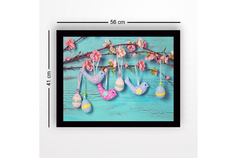 Innrammet lerretsbilde i tre - 41x56 cm - Fargerike påskepynt hengende på en gren med blomster - Lys blå / Rosa / Gul - Innredning - Bilder & kunst