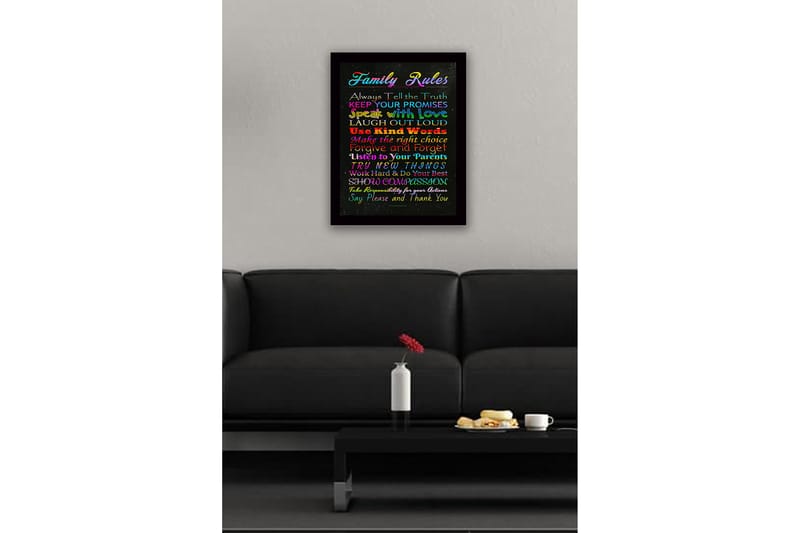 Innrammet lerretsbilde i tre - 41x56 cm - Fargerikt maleri med familieregler i forskjellige skrifttyper - Rød / Blå / Grønn - Innredning - Bilder & kunst