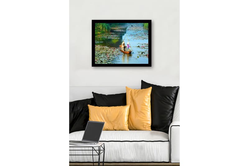 Innrammet lerretsbilde i tre - 41x56 cm - Fisker i en båt omgitt av vannliljer - Grønn / Rosa / Blå - Innredning - Bilder & kunst