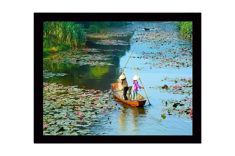 Innrammet lerretsbilde i tre - 41x56 cm - Fisker i en båt omgitt av vannliljer - Grønn / Rosa / Blå - Innredning - Bilder & kunst