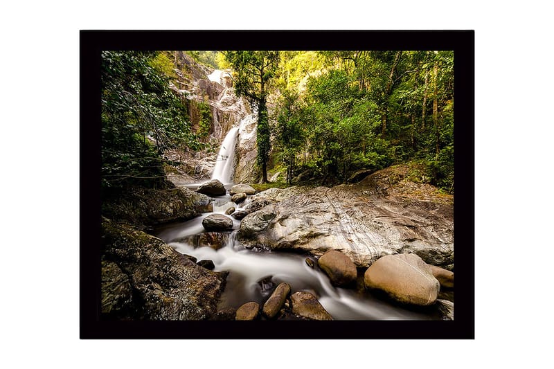 Innrammet lerretsbilde i tre - 41x56 cm - Foss som renner gjennom et frodig skogsmiljø, Grønn / Grå / Brun