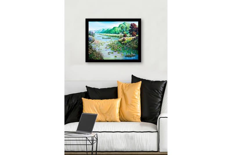 Innrammet lerretsbilde i tre - 41x56 cm - Fredelig innsjølandskap med vannliljer og omkringliggende grøntområder - Grønn / Blå / Rosa - Innredning - Bilder & kunst