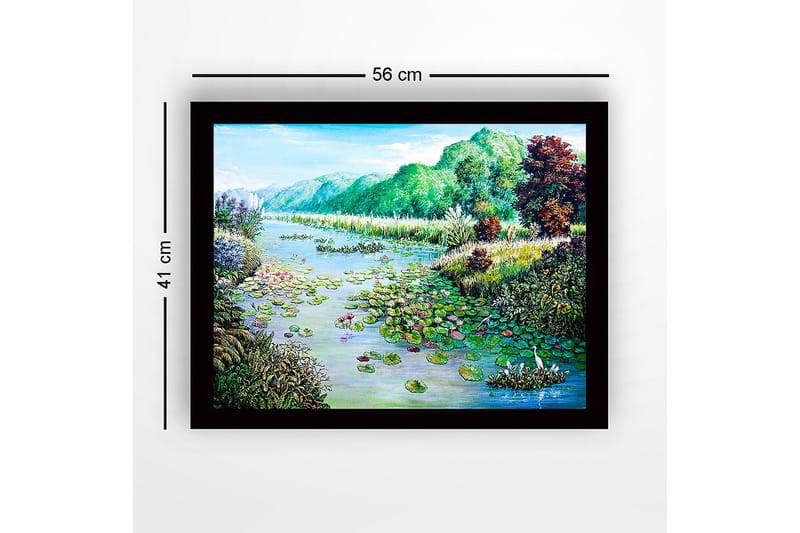Innrammet lerretsbilde i tre - 41x56 cm - Fredelig innsjølandskap med vannliljer og omkringliggende grøntområder - Grønn / Blå / Rosa - Innredning - Bilder & kunst