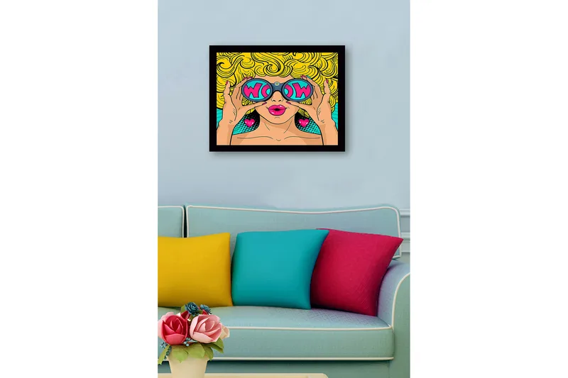 Innrammet lerretsbilde i tre - 41x56 cm - Glamorøs kvinne med store solbriller og krøllete blondt hår - Gul / Rosa / Turkis - Innredning - Bilder & kunst