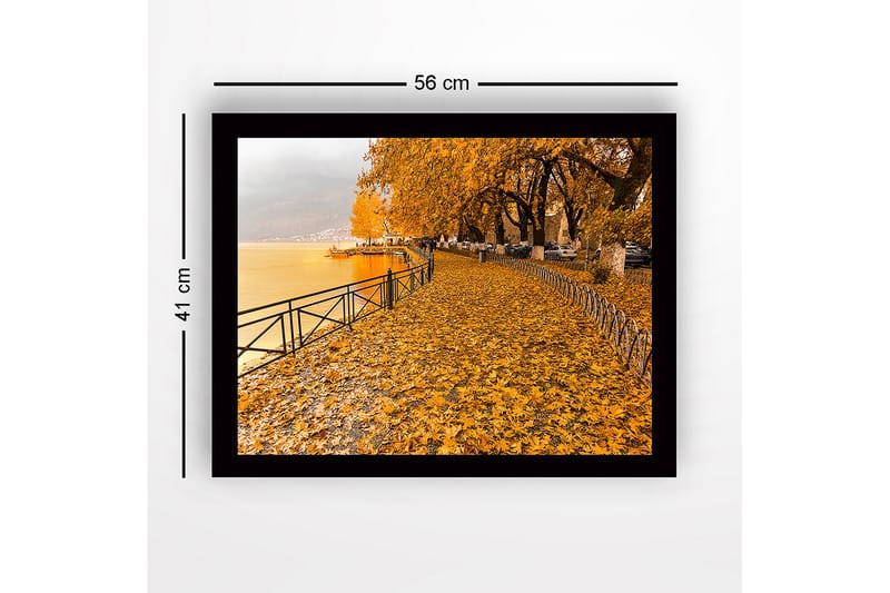 Innrammet lerretsbilde i tre - 41x56 cm - Gyllent høstlandskap ved en innsjø med blader på bakken - Gyllenoransje / Mørk gul / Grå - Innredning - Bilder & kunst