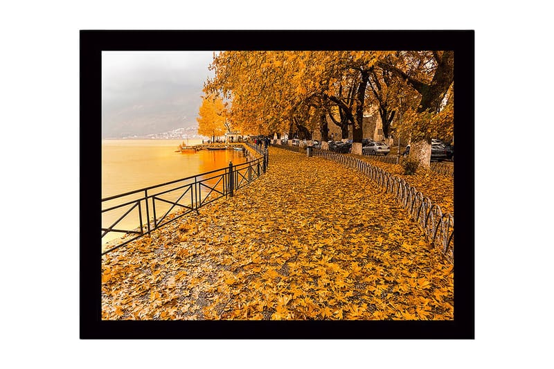 Innrammet lerretsbilde i tre - 41x56 cm - Gyllent høstlandskap ved en innsjø med blader på bakken - Gyllenoransje / Mørk gul / Grå - Innredning - Bilder & kunst