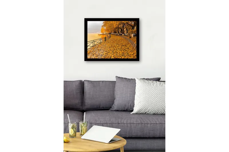 Innrammet lerretsbilde i tre - 41x56 cm - Gyllent høstlandskap ved en innsjø med blader på bakken - Gyllenoransje / Mørk gul / Grå - Innredning - Bilder & kunst