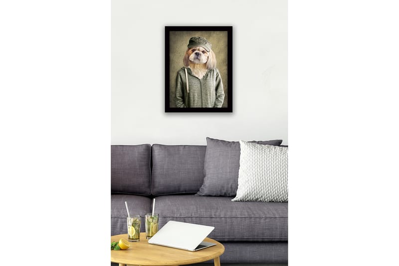 Innrammet lerretsbilde i tre - 41x56 cm - Hund med klær og lue i humoristisk portrettstil - Grønn / Beige / Brun - Innredning - Bilder & kunst