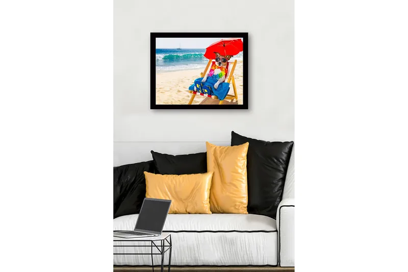 Innrammet lerretsbilde i tre - 41x56 cm - Hund slapper av på stranden i en solstol med solbriller og parasoll - Rød / Blå / Gul - Innredning - Bilder & kunst