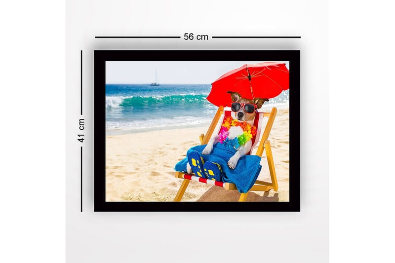 Innrammet lerretsbilde i tre - 41x56 cm - Hund slapper av på stranden i en solstol med solbriller og parasoll - Rød / Blå / Gul - Innredning - Bilder & kunst