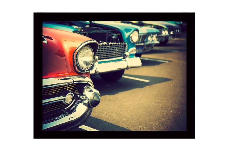 Innrammet lerretsbilde i tre - 41x56 cm - Klassiske biler på rekke og rad med fokus på en rød bil i forgrunnen - Rød / Blå / Sølv - Innredning - Bilder & kunst