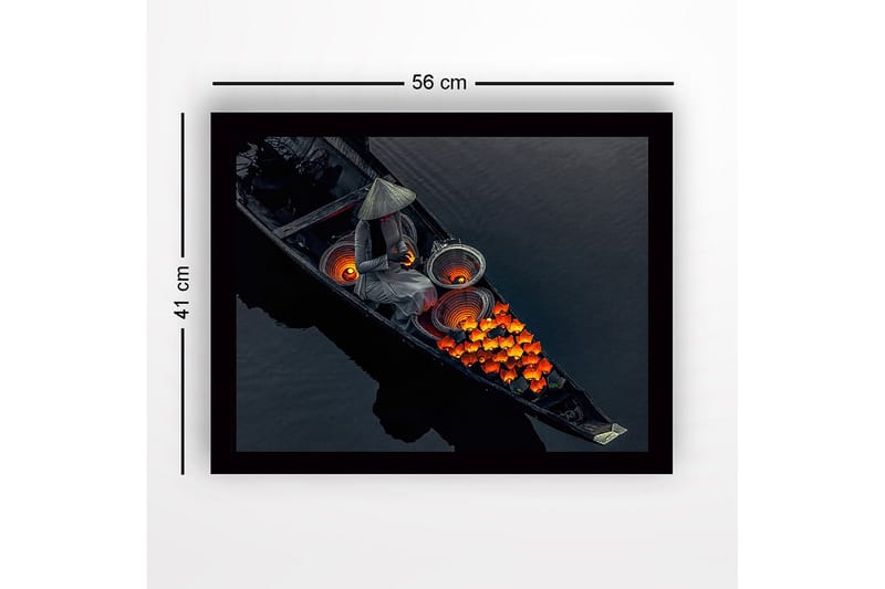Innrammet lerretsbilde i tre - 41x56 cm - Kvinne i båt med lykter og blomster i sterke farger - Oransje / Svart / Grå - Innredning - Bilder & kunst