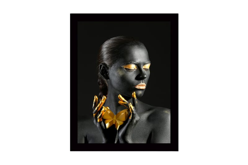 Innrammet lerretsbilde i tre - 41x56 cm - Kvinne kledd i svart med gulldetaljer og geometrisk form i hendene, Svart / Gull