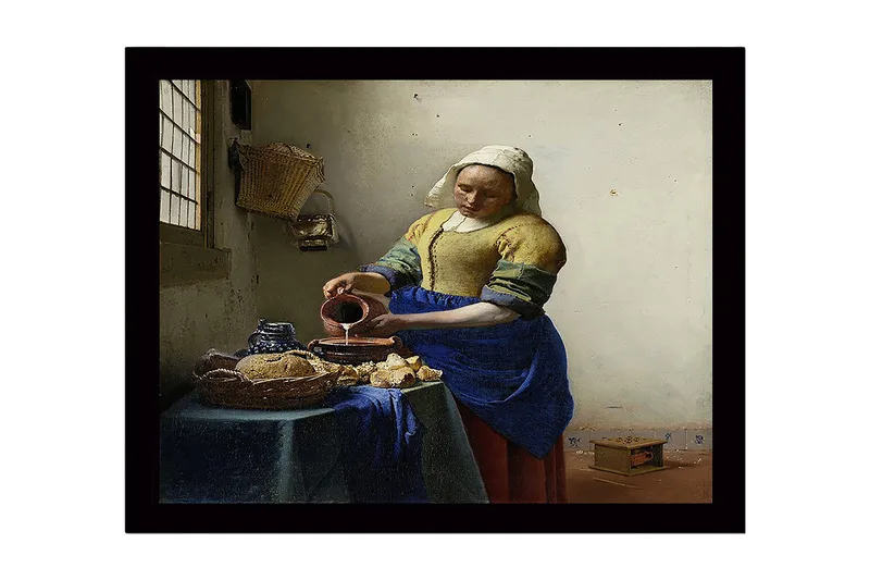 Innrammet lerretsbilde i tre - 41x56 cm - Kvinne som heller melk i en bolle ved et bord med brød og keramikk - Blå / Gul / Brun - Innredning - Bilder & kunst