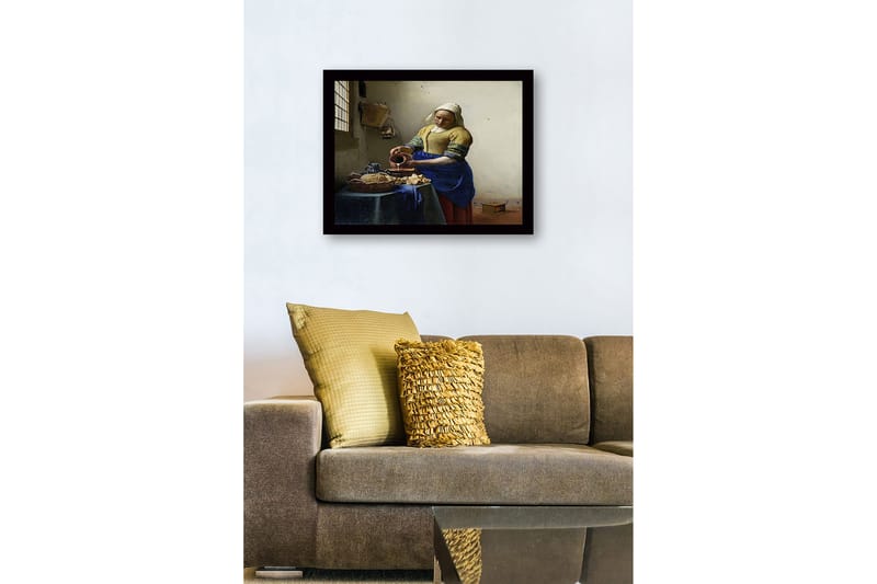 Innrammet lerretsbilde i tre - 41x56 cm - Kvinne som heller melk i en bolle ved et bord med brød og keramikk - Blå / Gul / Brun - Innredning - Bilder & kunst