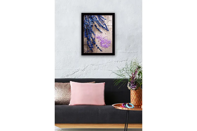 Innrammet lerretsbilde i tre - 41x56 cm - Lavendelblomster med rosa saltkrystaller - Blå / Lilla - Innredning - Bilder & kunst