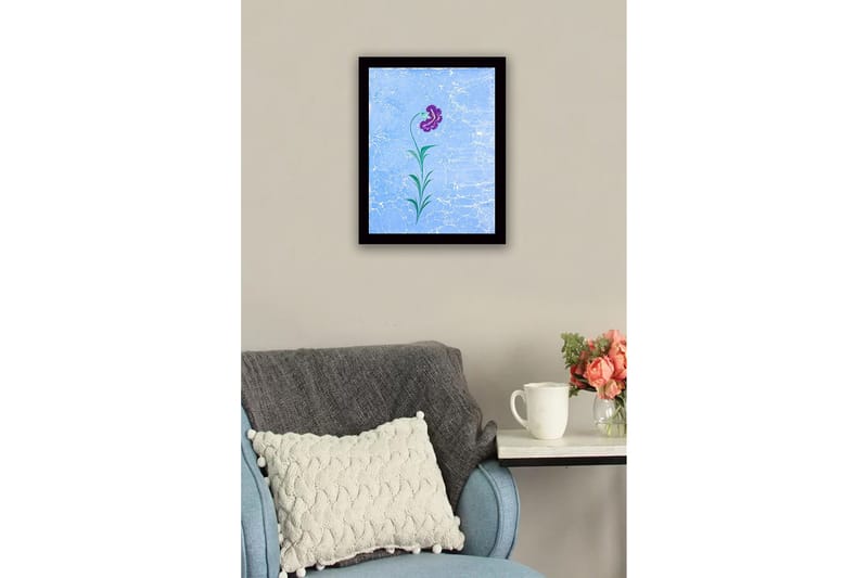 Innrammet lerretsbilde i tre - 41x56 cm - Lilla blomst med grønne blader på en lyseblå bakgrunn - Lilla / Grønn / Lyseblå - Innredning - Bilder & kunst