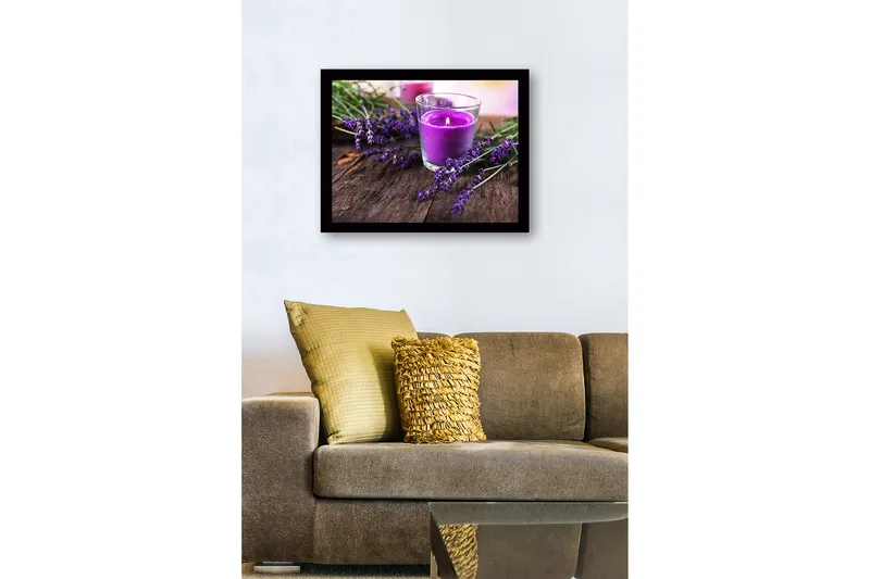 Innrammet lerretsbilde i tre - 41x56 cm - Lilla duftlys omgitt av lavendelblomster - Lilla / Grønn / Brun - Innredning - Bilder & kunst