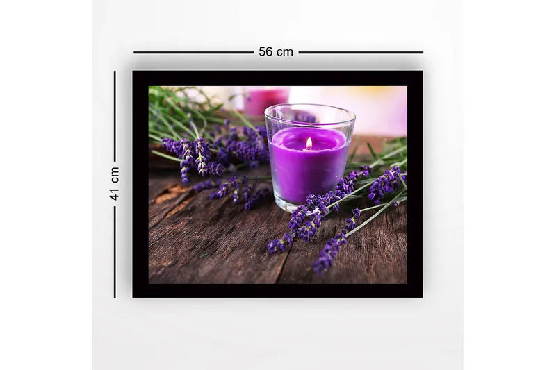 Innrammet lerretsbilde i tre - 41x56 cm - Lilla duftlys omgitt av lavendelblomster - Lilla / Grønn / Brun - Innredning - Bilder & kunst