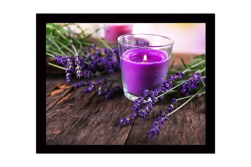 Innrammet lerretsbilde i tre - 41x56 cm - Lilla duftlys omgitt av lavendelblomster - Lilla / Grønn / Brun - Innredning - Bilder & kunst