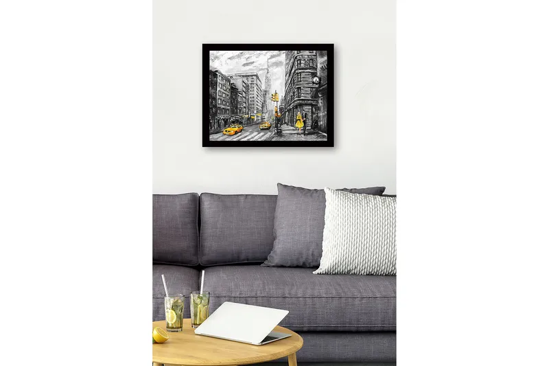 Innrammet lerretsbilde i tre - 41x56 cm - Livlig bybilde med en kvinne i gul kjole og gule drosjer - Gul / Svart / Grå - Innredning - Bilder & kunst