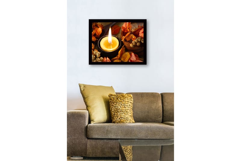 Innrammet lerretsbilde i tre - 41x56 cm - Lyslykt omgitt av tørkede blomster og frukt - Gull / Oransje / Brun - Innredning - Bilder & kunst