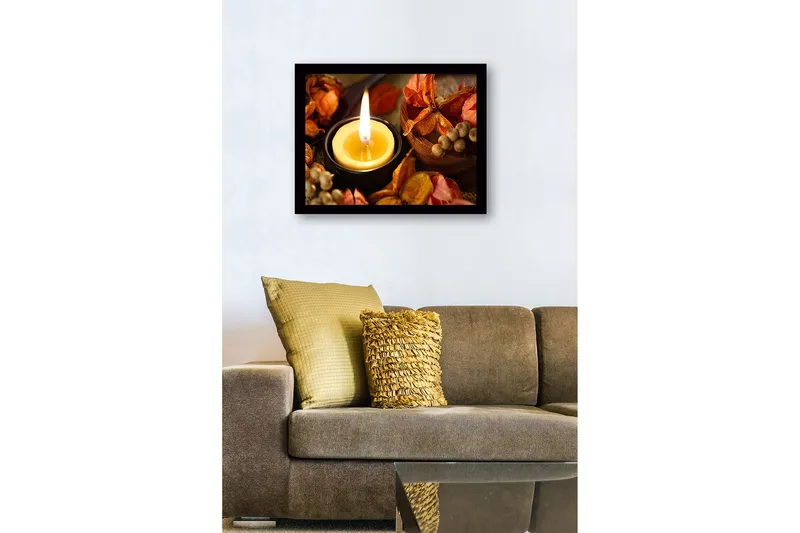 Innrammet lerretsbilde i tre - 41x56 cm - Lyslykt omgitt av tørkede blomster og frukt - Gull / Oransje / Brun - Innredning - Bilder & kunst
