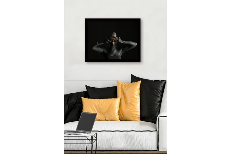 Innrammet lerretsbilde i tre - 41x56 cm - Mørk figur med gulldetaljer som dekker ansikt og hender - Svart / Gull - Innredning - Bilder & kunst