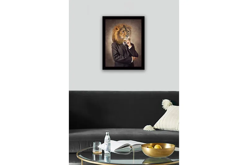 Innrammet lerretsbilde i tre - 41x56 cm - Mann med løvehode i dress - Beige / Mørk brun / Svart - Innredning - Bilder & kunst