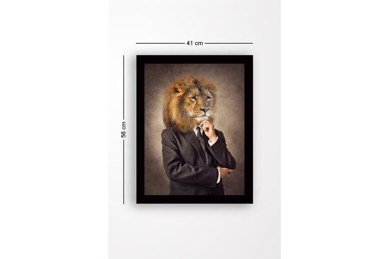 Innrammet lerretsbilde i tre - 41x56 cm - Mann med løvehode i dress - Beige / Mørk brun / Svart - Innredning - Bilder & kunst