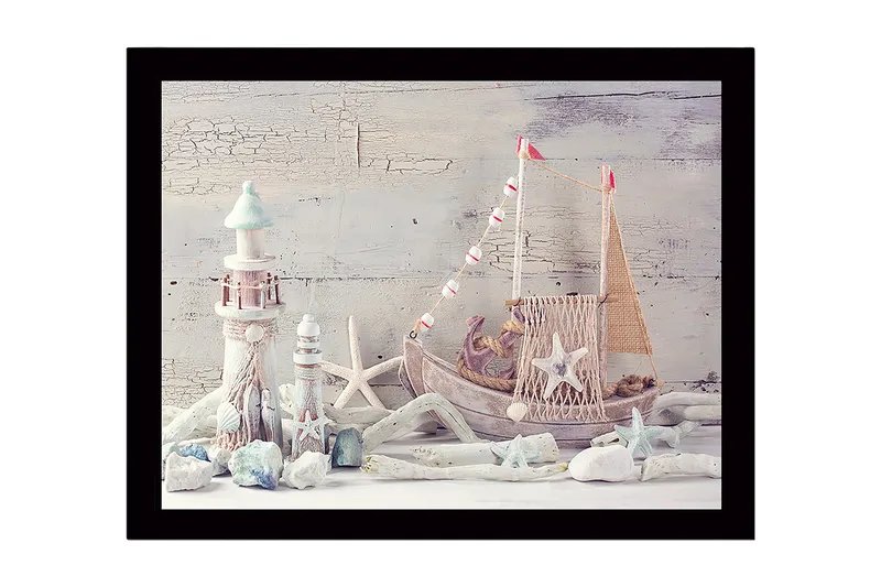 Innrammet lerretsbilde i tre - 41x56 cm - Maritim ro med båt og fyr i fokus, Lys blå / Hvit / Beige