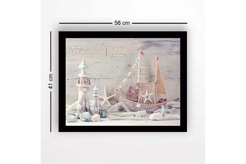 Innrammet lerretsbilde i tre - 41x56 cm - Maritim ro med båt og fyr i fokus - Lys blå / Hvit / Beige - Innredning - Bilder & kunst