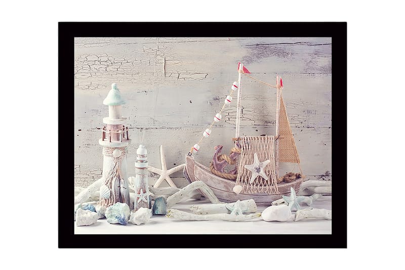 Innrammet lerretsbilde i tre - 41x56 cm - Maritim ro med båt og fyr i fokus, Lys blå / Hvit / Beige