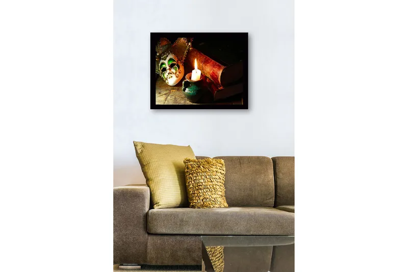 Innrammet lerretsbilde i tre - 41x56 cm - Maske med grønn og gulldekorasjon sammen med et tent lys og gamle bøker - Grønn / Gull / Brun - Innredning - Bilder & kunst