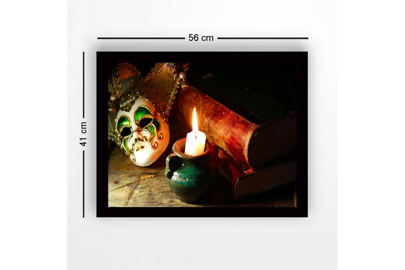 Innrammet lerretsbilde i tre - 41x56 cm - Maske med grønn og gulldekorasjon sammen med et tent lys og gamle bøker - Grønn / Gull / Brun - Innredning - Bilder & kunst