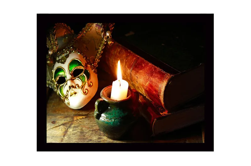 Innrammet lerretsbilde i tre - 41x56 cm - Maske med grønn og gulldekorasjon sammen med et tent lys og gamle bøker - Grønn / Gull / Brun - Innredning - Bilder & kunst