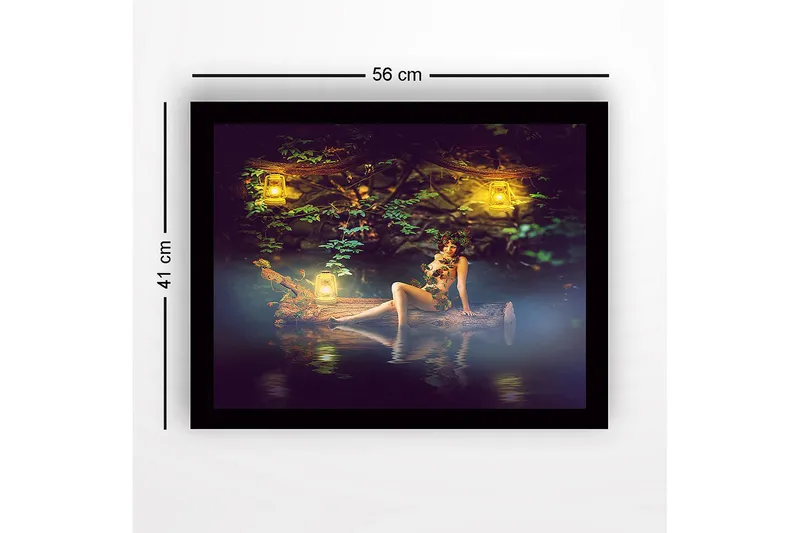 Innrammet lerretsbilde i tre - 41x56 cm - Mystisk kvinne omgitt av levende lys i naturskjønne omgivelser - Grønn / Gul / Brun - Innredning - Bilder & kunst