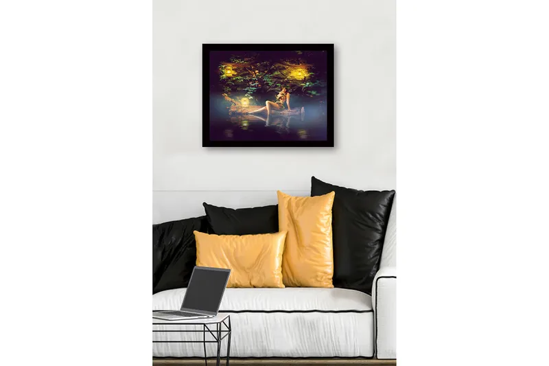 Innrammet lerretsbilde i tre - 41x56 cm - Mystisk kvinne omgitt av levende lys i naturskjønne omgivelser - Grønn / Gul / Brun - Innredning - Bilder & kunst