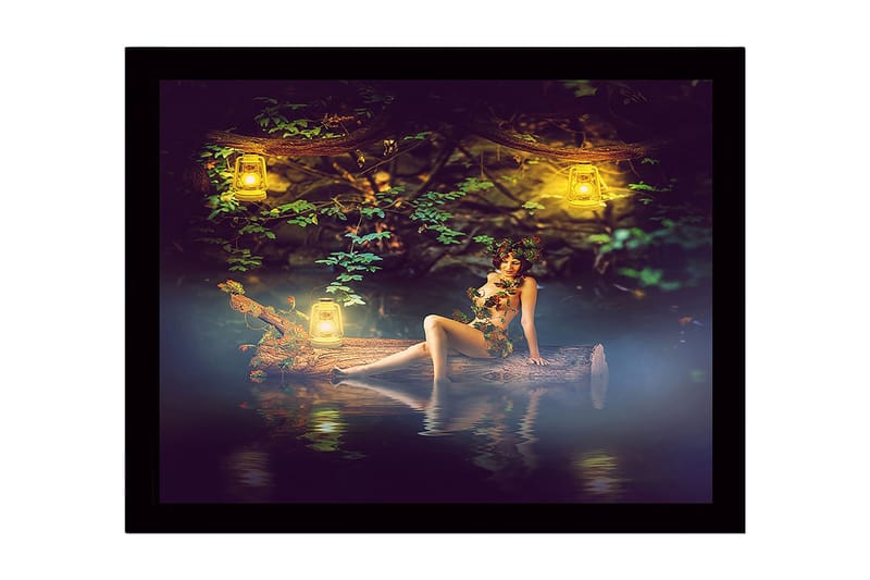 Innrammet lerretsbilde i tre - 41x56 cm - Mystisk kvinne omgitt av levende lys i naturskjønne omgivelser - Grønn / Gul / Brun - Innredning - Bilder & kunst