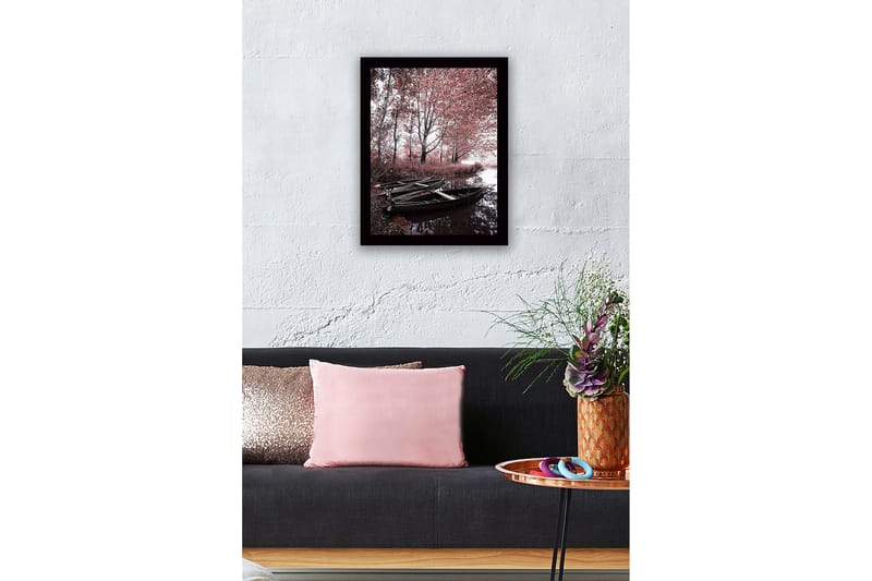 Innrammet lerretsbilde i tre - 41x56 cm - Ro ved en speilblank innsjø med båter og høstfarger - Rød / Svart / Grå - Innredning - Bilder & kunst