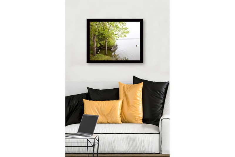 Innrammet lerretsbilde i tre - 41x56 cm - Ro ved innsjøen med båter og frodige trær - Grønn / Brun / Grå - Innredning - Bilder & kunst