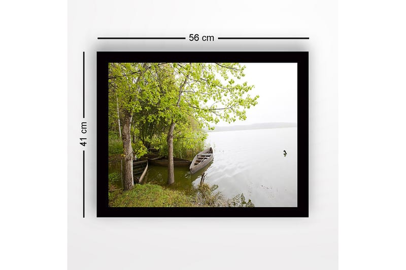 Innrammet lerretsbilde i tre - 41x56 cm - Ro ved innsjøen med båter og frodige trær - Grønn / Brun / Grå - Innredning - Bilder & kunst