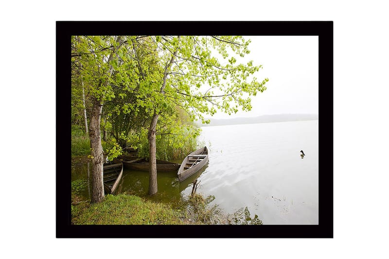 Innrammet lerretsbilde i tre - 41x56 cm - Ro ved innsjøen med båter og frodige trær, Grønn / Brun / Grå