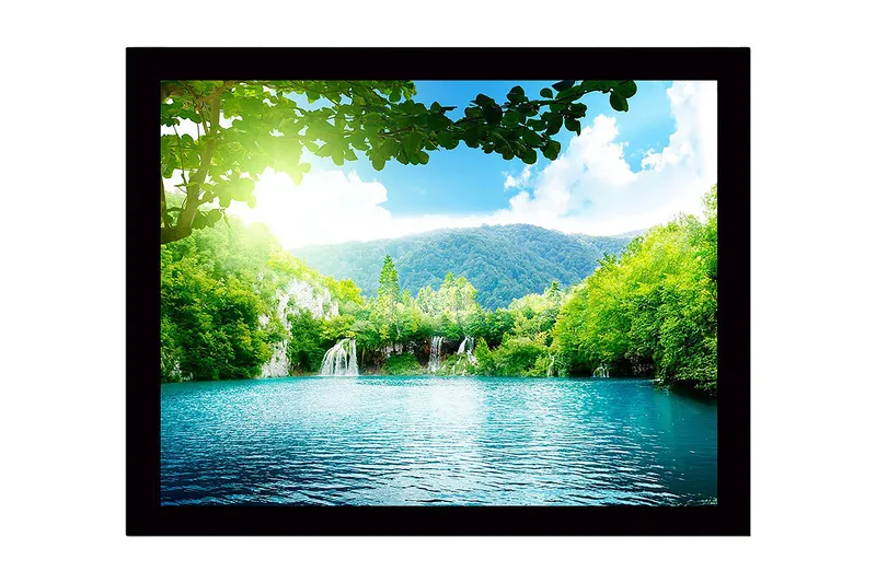 Innrammet lerretsbilde i tre - 41x56 cm - Rolig innsjø med foss omgitt av frodig grøntområde og fjell, Grønn / Turkis / Blå