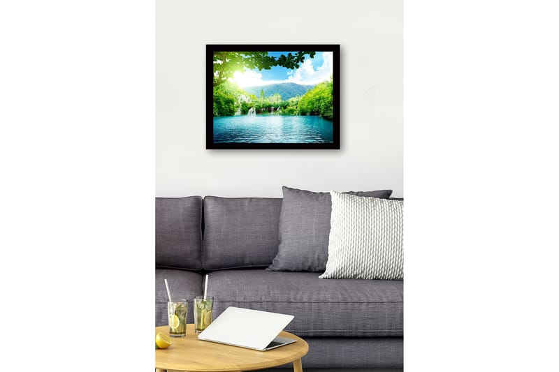 Innrammet lerretsbilde i tre - 41x56 cm - Rolig innsjø med foss omgitt av frodig grøntområde og fjell - Grønn / Turkis / Blå - Innredning - Bilder & kunst