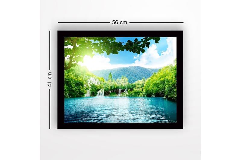 Innrammet lerretsbilde i tre - 41x56 cm - Rolig innsjø med foss omgitt av frodig grøntområde og fjell - Grønn / Turkis / Blå - Innredning - Bilder & kunst