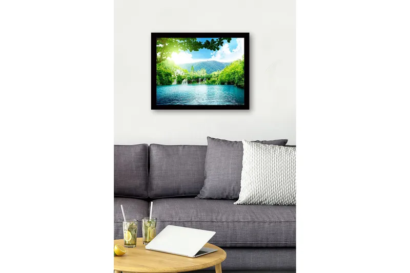 Innrammet lerretsbilde i tre - 41x56 cm - Rolig innsjø med foss omgitt av frodig grøntområde og fjell - Grønn / Turkis / Blå - Innredning - Bilder & kunst