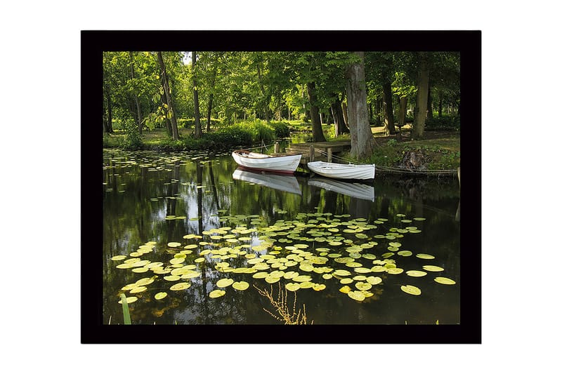 Innrammet lerretsbilde i tre - 41x56 cm - Rolig innsjø med vannliljer og båter i frodige omgivelser, Grønn / Gul / Hvit