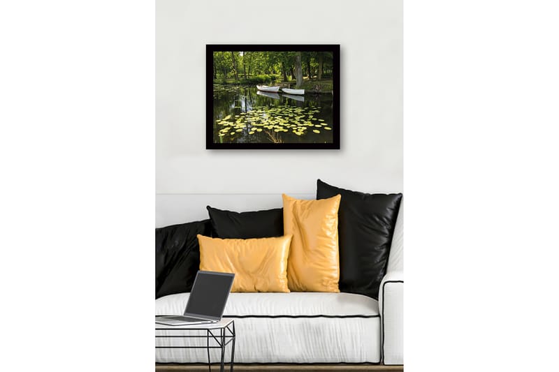 Innrammet lerretsbilde i tre - 41x56 cm - Rolig innsjø med vannliljer og båter i frodige omgivelser - Grønn / Gul / Hvit - Innredning - Bilder & kunst